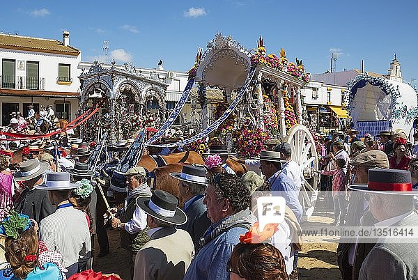 Verzierte Ochsenkarren Leute in traditioneller Kleidung Pfingsten Wallfahrt von EL Rocio Huelva-Provinz Andalusien Spanien Europa