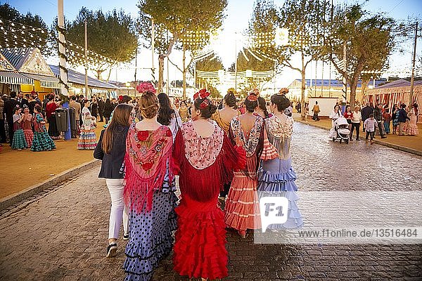 Spanische Frauen mit bunten Flamenco-Kleidern  Abendstimmung  Feria de Abril  Sevilla  Andalusien  Spanien  Europa