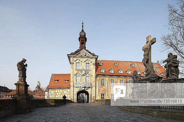 Altes Rathaus an der Regnitz  Tor an der Oberen Brücke mit der Statue des Heiligen Nepomuk und der Kreuzigungsgruppe  Bamberg  Oberfranken  Bayern  Deutschland  Europa