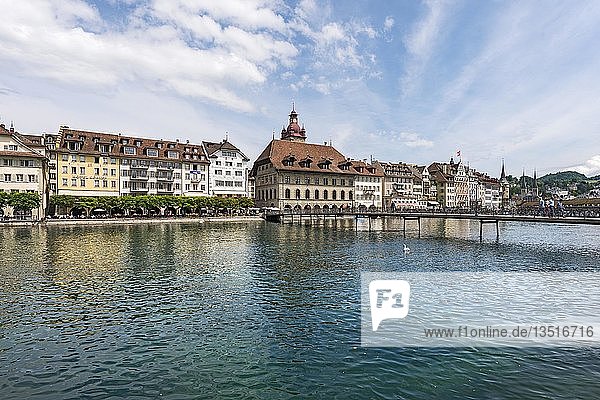 Blick über die Reuss  Altstadt von Luzern und das Rathaus  Rathaussteg im Vordergrund  Luzern  Kanton Luzern  Schweiz  Europa