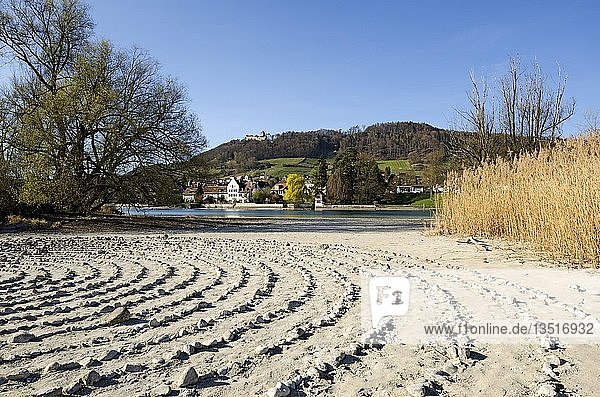 Steinlabyrinth auf der Insel Werd  kann zur Meditation genutzt werden  im Hintergrund die Altstadt von Stein am Rhein und die Burg Hohenklingen  Kanton Schaffhausen  Schweiz  Europa