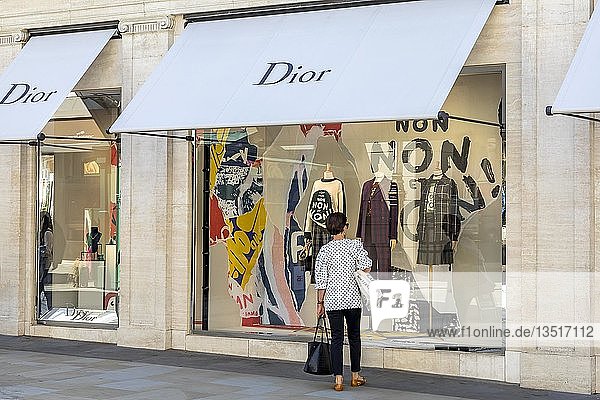 Passant vor einem Schaufenster  Modegeschäft Dior  London  Vereinigtes Königreich  Europa