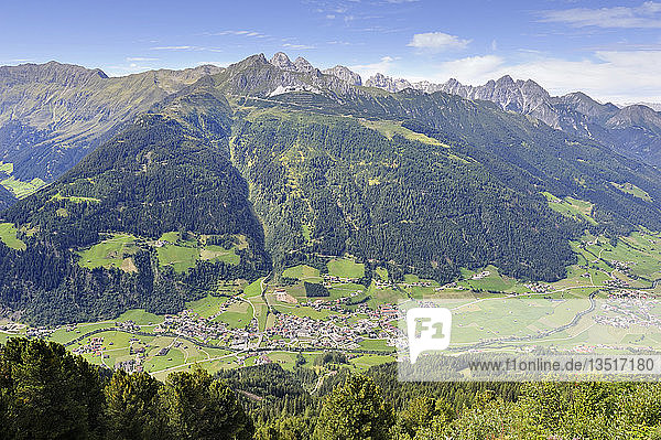 Stubaital mit dem Dorf Neustift von der Elferhütte aus gesehen  2080 m  Stubaier Dolomiten im Hintergrund  Tirol  Österreich  Europa