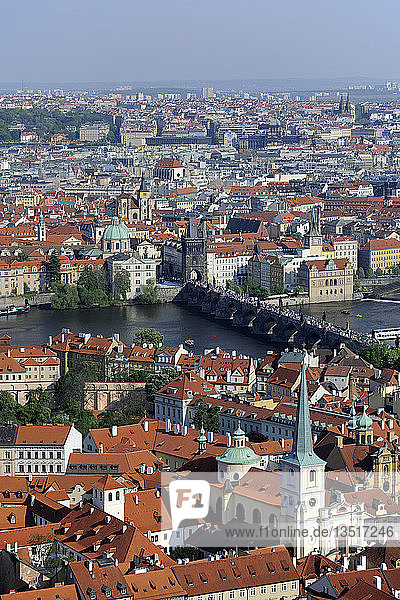 Blick auf die Karlsbrücke und die Altstadt von Prag  UNESCO-Weltkulturerbe  Tschechische Republik  Europa