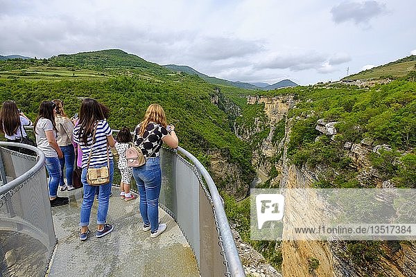 Weibliche Touristen auf der Aussichtsplattform in Corovoda  Osum-Schlucht  Skrapar  Qark Berat  Albanien  Europa