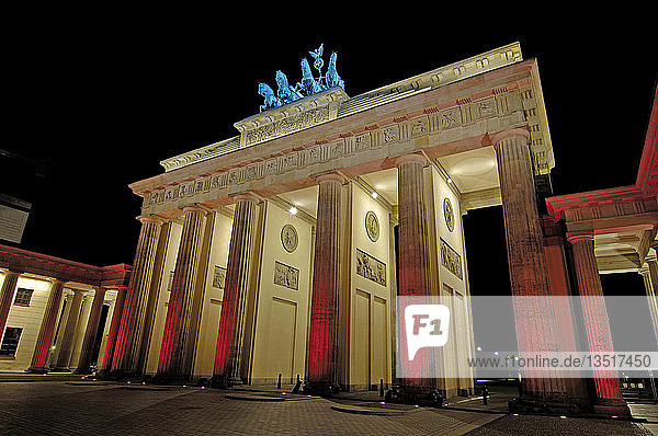Beleuchtetes Brandenburger Tor in Berlin während des Lichterfestes  berlin  deutschland