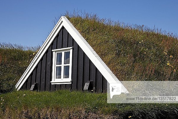 Traditionelles Holzhaus mit Grasdach  Museum Hellissandur  Snæfellsnes  Westisland  Island  Europa