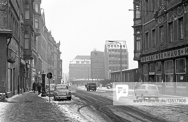 Straßenszene im Winter  1963  Das Sachsenhaus (abgerissen 1966) Katharinenstraße  Leipzig  Sachsen  DDR  Deutschland  Europa