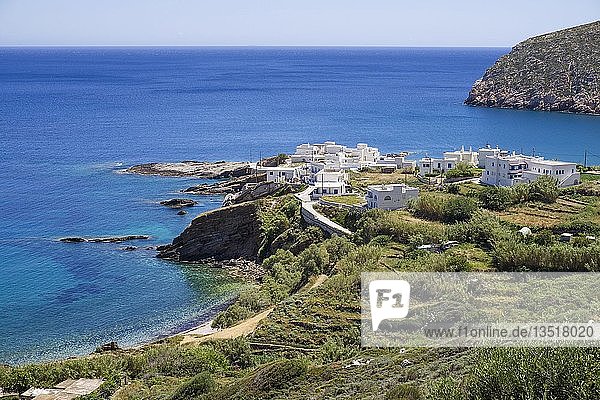 Das kleine Fischerdorf Apollonas, Nordseite von Insel Naxos, Kykladen, Ägäis, Griechenland, Europa