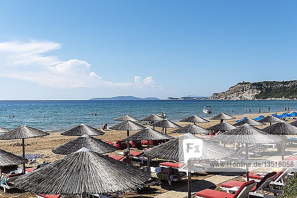 Sonnenschirme, Strand, Arillas, Insel Korfu, Ionische Inseln, Mittelmeer, Griechenland, Europa