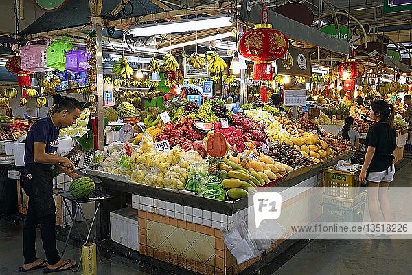 Typische Stände mit einer großen Auswahl an frischem Obst und Gemüse auf dem Banzaan Fresh Market  Patong Beach  Phuket  Thailand  Asien