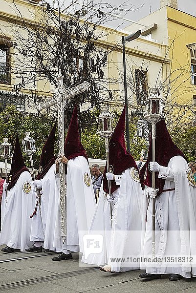 Büßer bei der Semana Santa Prozession Karwoche Sevilla Andalusien Spanien Europa