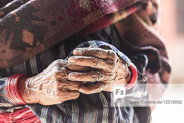 Hände einer alten Frau Bandipur Kathmandu Tal Nepal Asien