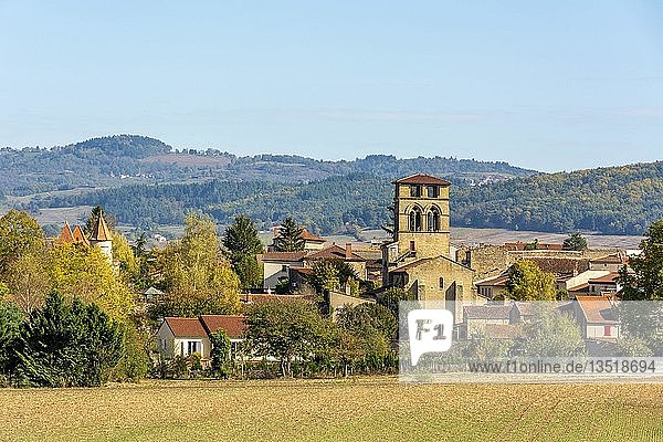 Dorf mit romanischer Kirche  Maihat  Departement Puy de Dome  Auvergne Rhone Alpes  Frankreich  Europa