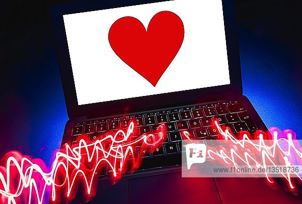 Symbolbild Partnerschaftsvermittlung  Partnervermittlung  rotes Herz auf Bildschirm eines Notebooks  Deutschland  Europa