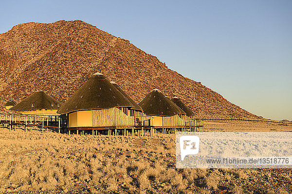 Hütten oder Lodges des Sossus Dune Lodge Hotels im Abendlicht  Sossusvlei  Namib-Wüste  Namib Naukluft Park  Namibia  Afrika