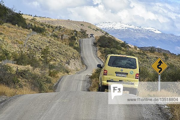 Gelber Reise-Kleinbus auf der Carretera Austral bei Cochrane am Straßenschild  Patagonien  Chile  Südamerika