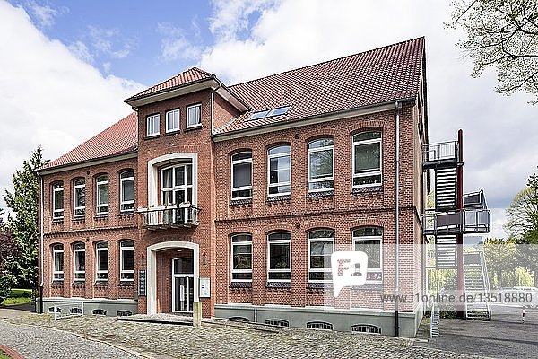Alte Kirchschule heute Musikschule Bücherei und Schulmuseum Schüttorf Niedersachsen Deutschland Europa