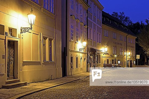 Typische Straße mit historischen Straßenlaternen bei Nacht  Mala Strana  Prag  Tschechische Republik  Europa