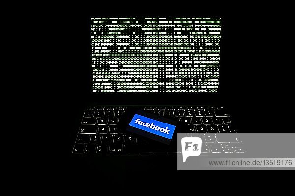 Smartphone mit Logo Facebook auf Tastatur Symbolbild Cybercrime Computerkriminalität Datenschutz Deutschland Europa