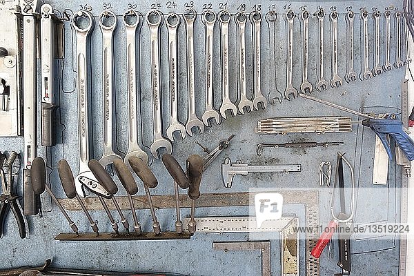 Werkzeuge  verschiedene Schraubenschlüssel in einer Autowerkstatt  Deutschland  Europa