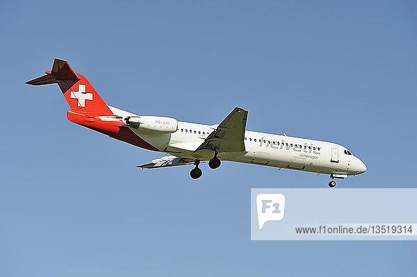 Helvetic Airways Fokker 100 F-28-0100 beim Landeanflug auf den Flughafen Zürich  Zürich  Schweiz  Europa