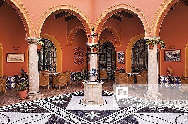 Innenhof des Parador Luxushotel weiße Stadt von Arcos de la Frontera Cadiz-Provinz Andalusien Spanien Europa