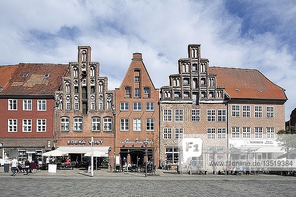 Historische Bürger- und Kaufmannshäuser am Stadtplatz Am Sande  Norddeutsche Giebelhäuser  Altstadt  Lüneburg  Niedersachsen  Deutschland  Europa