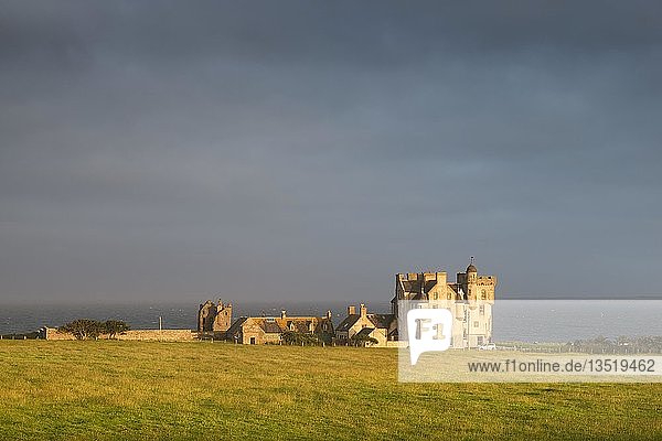 Keiss House an der Nordseeküste  erbaut um 1755  mit den Ruinen von Keiss Castle aus dem 16. Jahrhundert auf der linken Seite  Grafschaft Caithness  Schottland  Vereinigtes Königreich  Europa