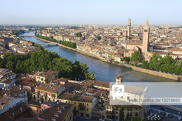 Morgenlicht über den Dächern von Verona und der Etsch  Venetien  Italien  Europa