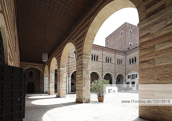 Palazzo del Comune oder Palazzo della Ragione  Verona  Venetien  Italien  Europa