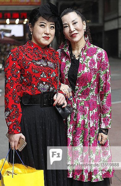 Schick gekleidete Frauen beim Einkaufen in Jie Fang Bei  Chongqing  Provinz Chongqing  China  Asien