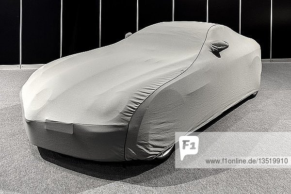 Verhülltes neues Auto auf der Automobilausstellung  Zürich  Schweiz  Europa