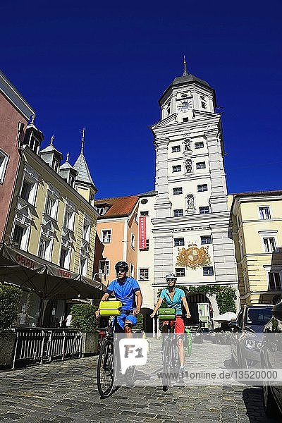 Radfahrer in der Altstadt von Vilshofen  Ostbayern  Niederbayern  Bayern  Deutschland  Europa