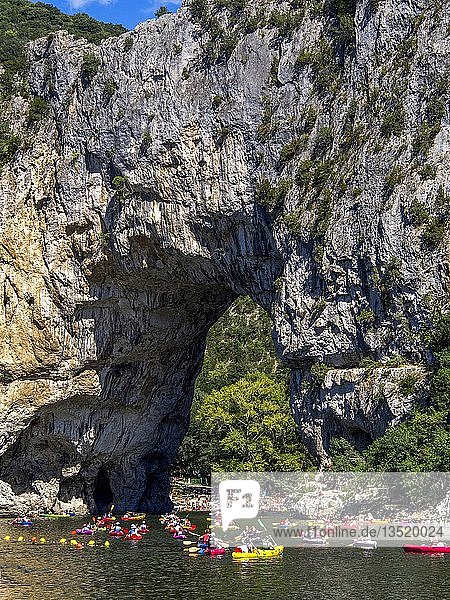 Kanus auf dem Ardeche-Fluss nahe dem Felsbogen von Vallon Pont d'Arc Ardeche Auvergne-Rhône-Alpes Frankreich Europa