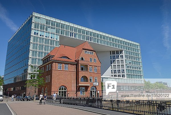 Altes Zollhaus vor dem Spiegel-Verlagsgebäude  Ericusspitze  Hafencity  Hamburg  Deutschland  Europa