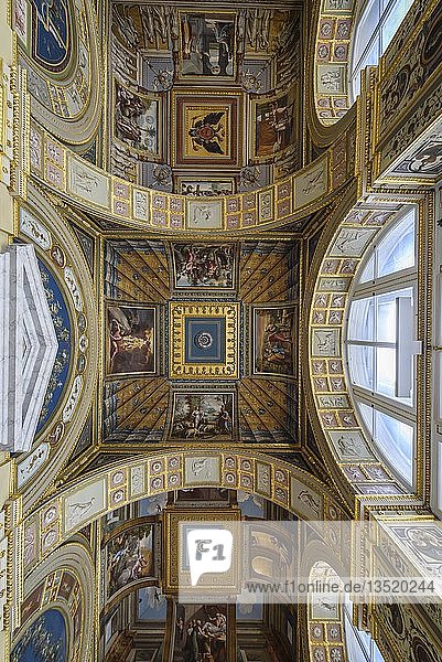 Innenraum  Decke der Raffael-Loggien im Eremitage-Museum  Sankt Petersburg  Russland  Europa