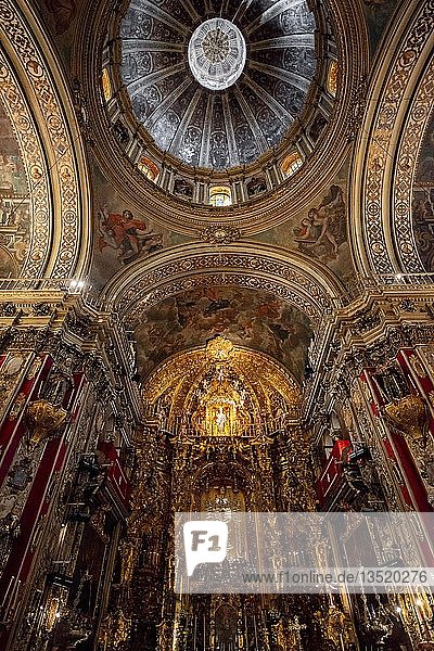 Innenraum mit Altar  verziert mit Gold und Ornamenten  Basilika de San Juan de Dios  Granada  Andalusien  Spanien  Europa