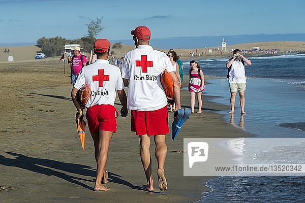 Zwei Rettungsschwimmer des Cruz Roja  des spanischen Roten Kreuzes  am Strand von Maspalomas  Gran Canaria  Kanarische Inseln  Spanien  Europa
