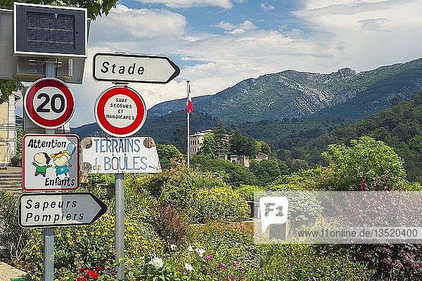 Schilder vor dem Schloss Vauvenargues  Pablo Picassos Wohnsitz von 1958 bis 1973  Provence-Alpes-Côte d'Azur  Frankreich  Vauvenargues  Provence-Alpes-Côte d'Azur  Frankreich  Europa