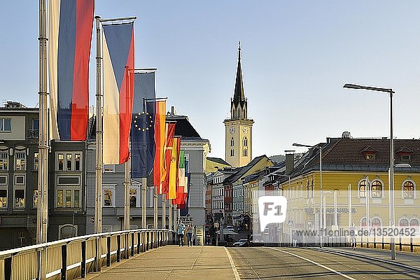 Fahnenmasten mit den Flaggen der EU-Staaten  hinter Pfarrkirche St. Jakob  Fußgängerzone  Villach  Kärnten  Österreich  Europa
