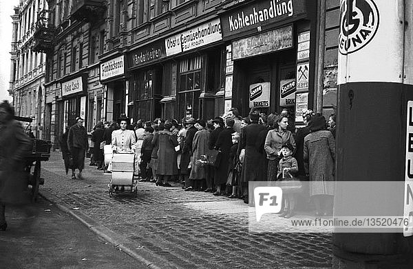 Mangelwirtschaft  Schlange vor einem Konsum  1946  Georg-Schumann-Straße  Leipzig  Sachsen  DDR  Deutschland  Europa