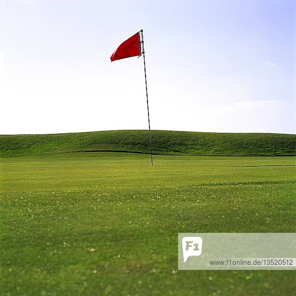 Flagge am Loch auf dem Golfplatz