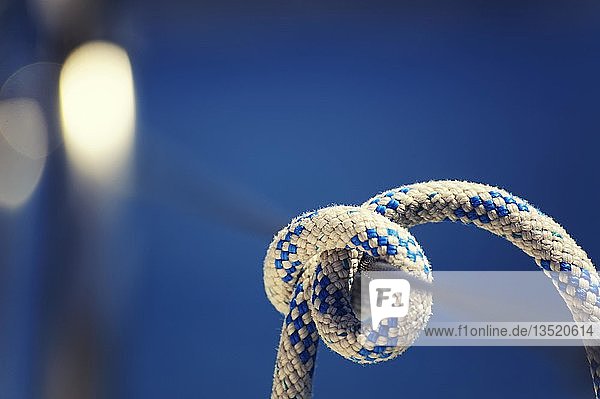 Seil mit Nelkenkupplung an der Reling einer Jacht
