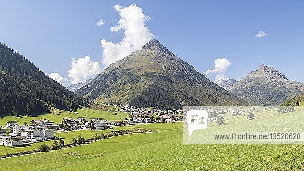Galtür mit Gorfenspitze und Ballunspitze  Paznauntal  Tirol  Österreich  Europa