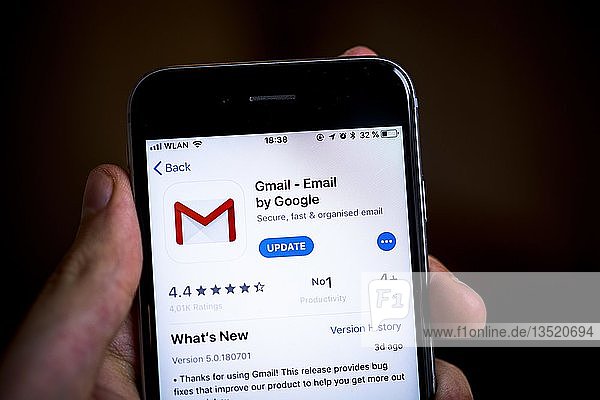 Hand hält iPhone mit Google Gmail App im Apple App Store  E-Mail-Dienst  App-Symbol  Anzeige auf einem Bildschirm eines Mobiltelefons  iPhone  iOS  Smartphone  Deutschland  Europa