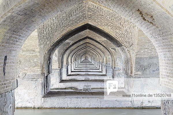 Bögen der Pol-e Si-o-Seh-Brücke  oder Si-o-Seh-Brücke  Isfahan  Iran  Asien