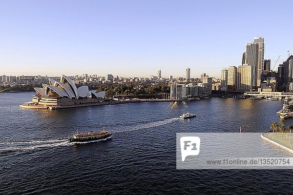 Sydney Opera House von der Harbour Bridge aus gesehen  Sydney  Australien  Ozeanien
