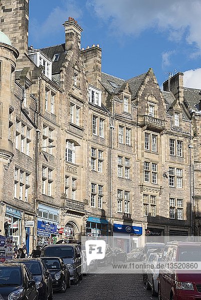 Historische Häuserzeile in der Cockburn Street  Edinburgh  Schottland  Vereinigtes Königreich  Europa