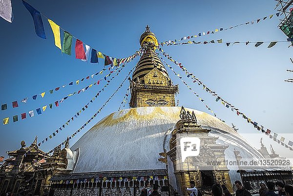 Buddhistischer Stupa Gebetsfahnen Affentempel Swayambhunath Kathmandu Nepal Asien